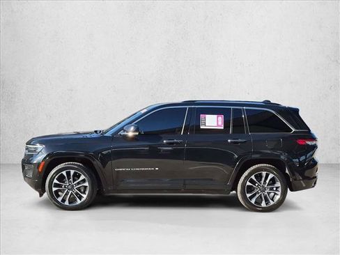 Used 2022 Jeep Grand Cherokee Overland w/ Luxury Tech Group IV AWD/4WD image 9