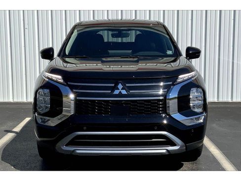 Used 2025 Mitsubishi Outlander SE FWD image 3