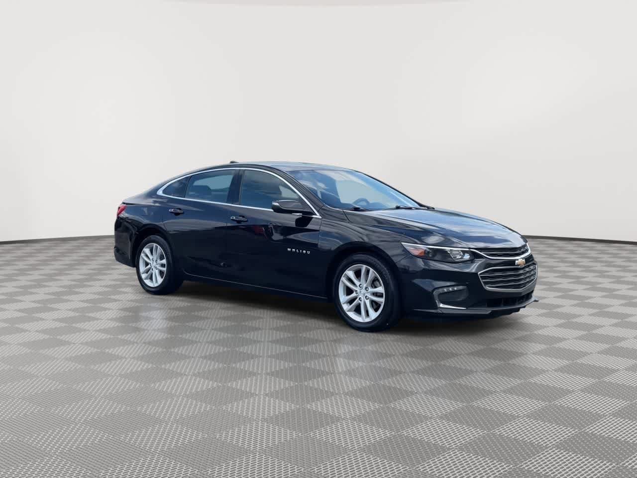 Used 2018 Chevrolet Malibu LT FWD image 2