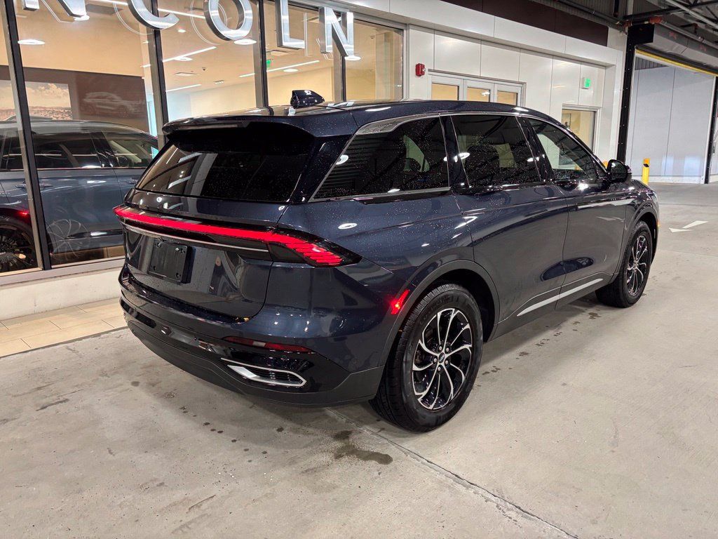Used 2024 Lincoln Nautilus Premier AWD/4WD image 4