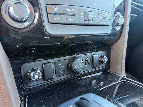Used 2020 Nissan Armada Platinum w/ Platinum Reserve Package image 18