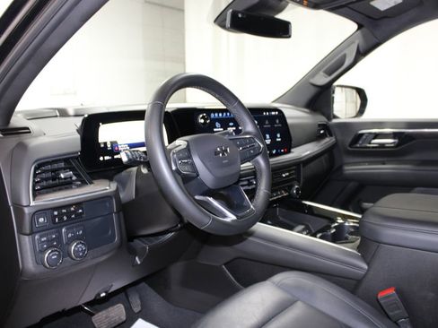 Used 2025 Chevrolet Suburban Z71 image 14