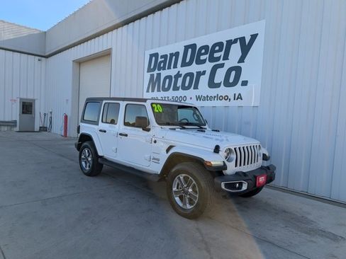 Used 2020 Jeep Wrangler Unlimited Sahara image 2