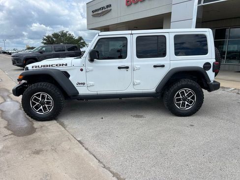 Used 2025 Jeep Wrangler Unlimited Rubicon w/ Convenience Group AWD/4WD image 3