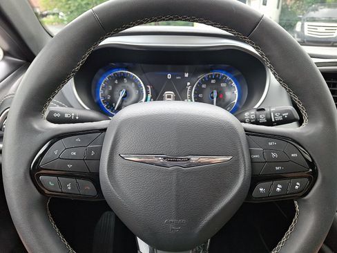 Used 2025 Chrysler Pacifica Limited FWD image 20