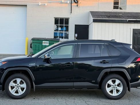 Used 2019 Toyota RAV4 LE w/ Carpet Mat Package AWD/4WD image 11