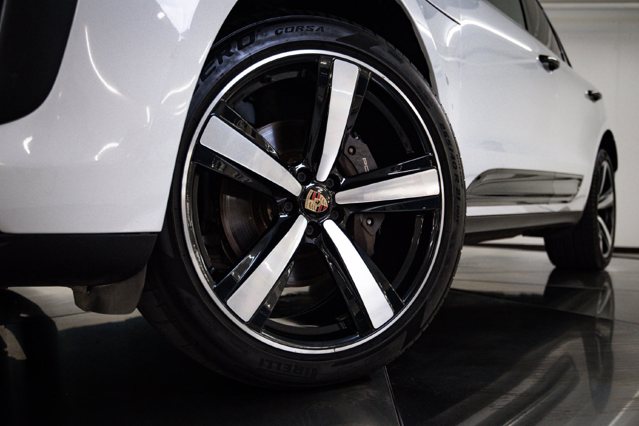 Certified 2023 Porsche Macan Turbo AWD/4WD image 12
