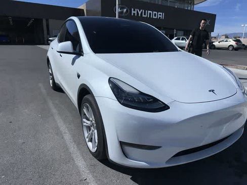 Used 2023 Tesla Model Y Performance image 3