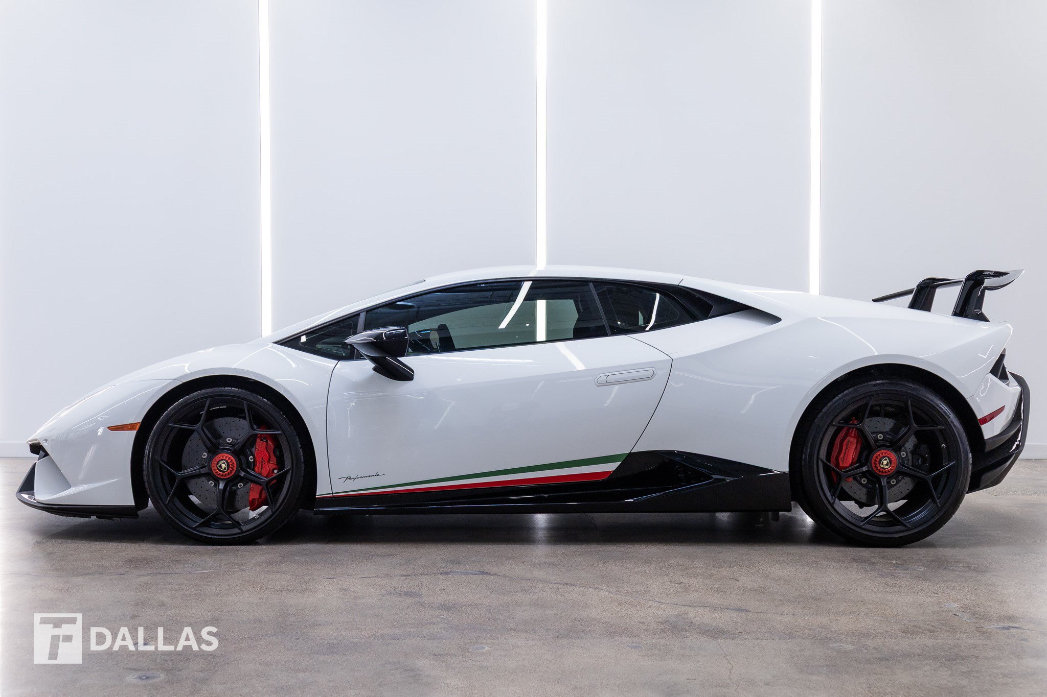 Used 2018 Lamborghini Huracan Performante AWD/4WD image 1
