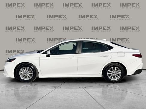 Used 2025 Toyota Camry LE image 2