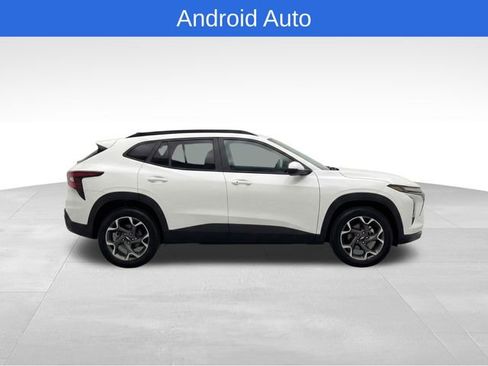 Used 2025 Chevrolet Trax LT w/ LT Convenience Package image 8