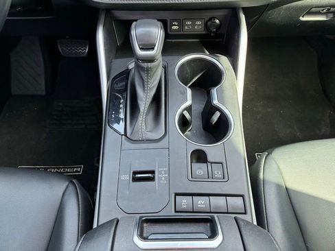 Used 2022 Toyota Highlander XLE image 18