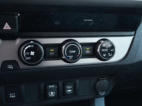 Used 2018 Toyota Tacoma SR5 RWD image 18