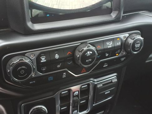 Used 2022 Jeep Wrangler Unlimited Sahara w/ Cold Weather Group AWD/4WD image 12
