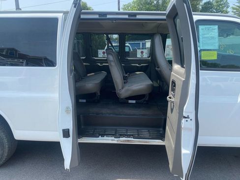 Used 2017 Chevrolet Express 3500 LT w/ LT Preferred Equipment Group image 17