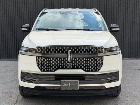 New 2026 Lincoln Navigator L Premier AWD/4WD image 3
