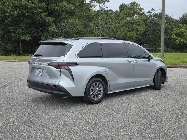 Certified 2023 Toyota Sienna XLE FWD image 5