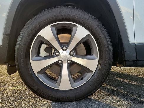 Used 2022 Jeep Cherokee Limited image 11