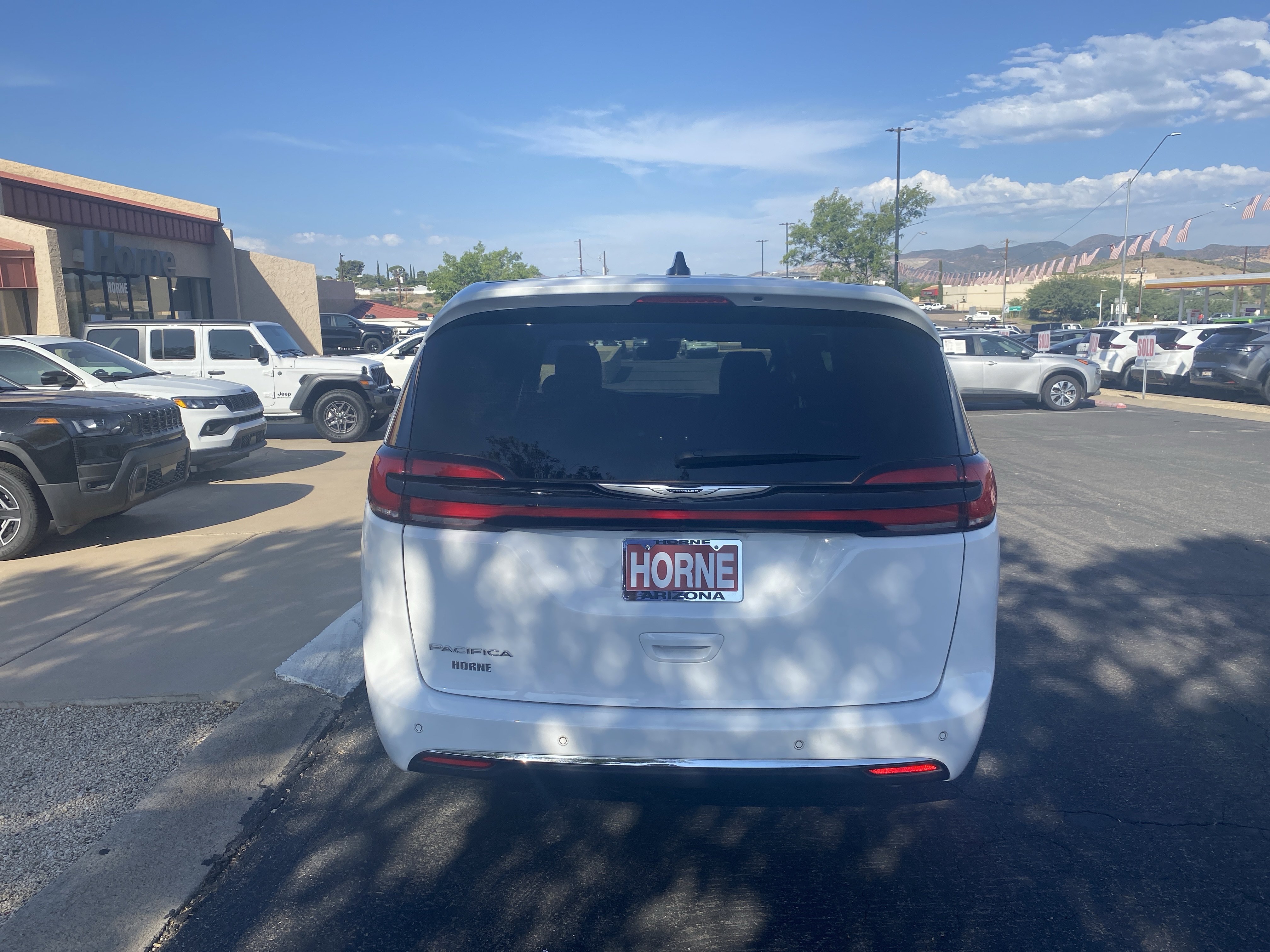 Used 2025 Chrysler Pacifica Select FWD image 3