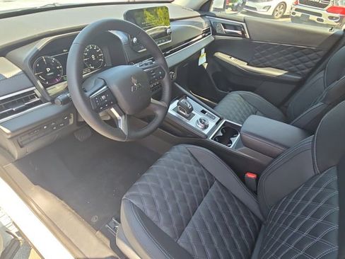 Used 2025 Mitsubishi Outlander SEL image 17
