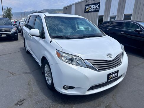 Used 2013 Toyota Sienna XLE FWD image 1