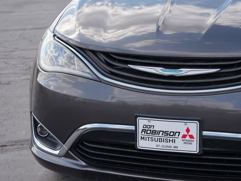 Used 2017 Chrysler Pacifica Touring Plus FWD image 9
