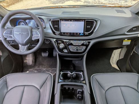 New 2026 Chrysler Pacifica Limited FWD image 19