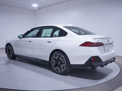 New 2026 BMW i5 eDrive40 w/ M Sport Package RWD image 3