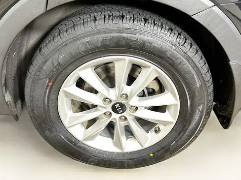 Used 2019 Kia Sorento LX image 11