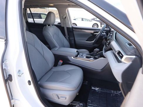 Used 2024 Toyota Highlander Platinum FWD image 28