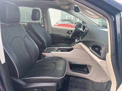Used 2024 Chrysler Pacifica Limited image 35