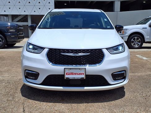 Used 2024 Chrysler Pacifica Touring-L FWD image 25