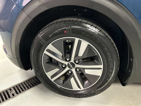 Used 2022 Kia Niro LXS FWD image 9