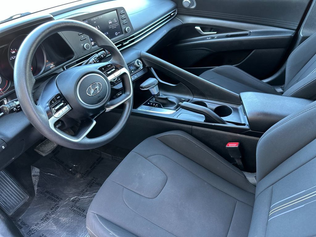 Used 2023 Hyundai Elantra SEL FWD image 9