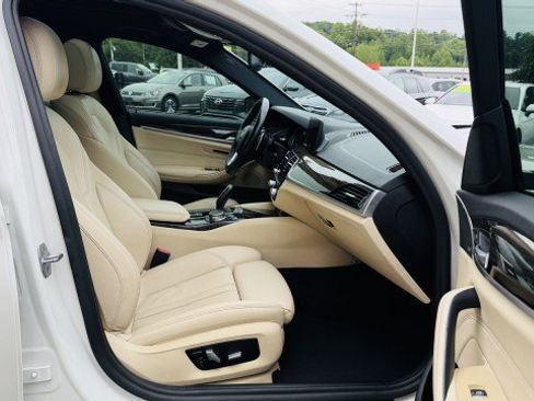 Used 2019 BMW 530i w/ Convenience Package RWD image 18