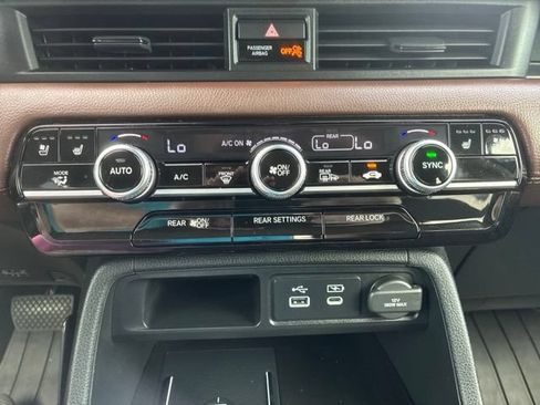 Used 2025 Honda Pilot Elite image 40
