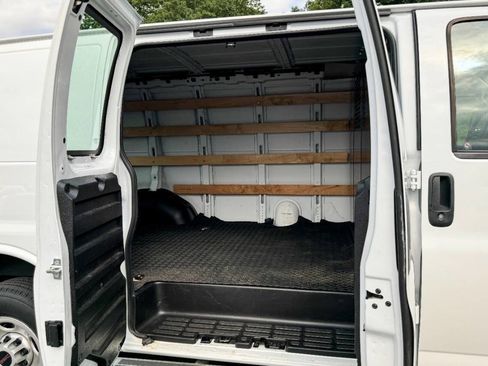 Used 2022 GMC Savana 2500 w/ Driver Convenience Package image 11