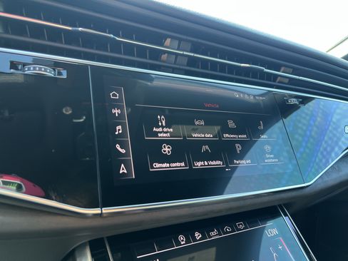 Used 2019 Audi Q8 Premium Plus AWD/4WD image 25