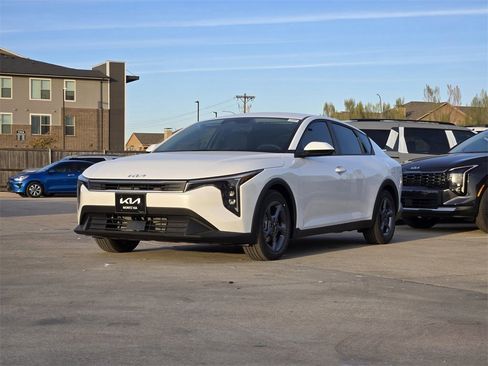 New 2025 Kia K4 LXS image 2