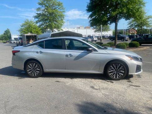Certified 2025 Nissan Altima 2.5 SV FWD image 2
