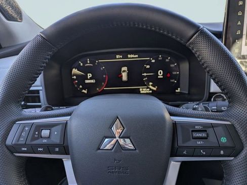 New 2025 Mitsubishi Outlander SE image 31