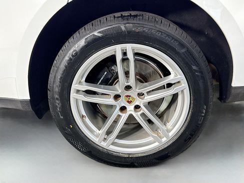 Used 2023 Porsche Macan AWD/4WD image 37