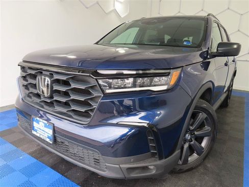 Used 2025 Honda Pilot Sport image 1