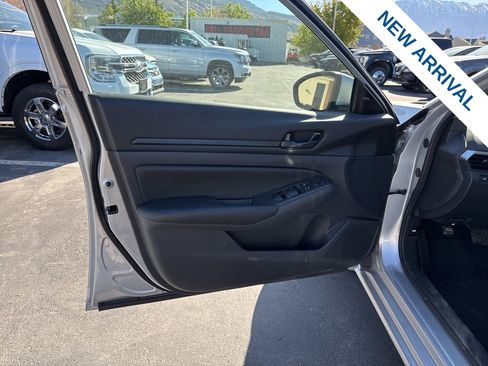 Used 2024 Nissan Altima 2.5 SV FWD image 18