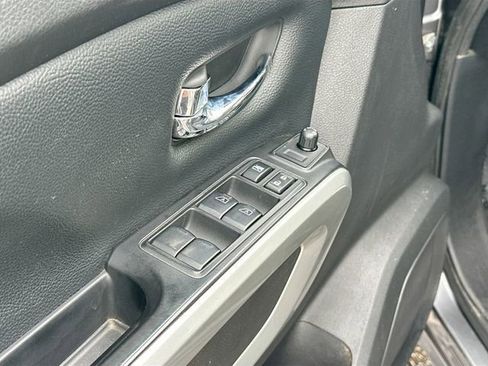 Used 2017 Nissan Titan SV image 18