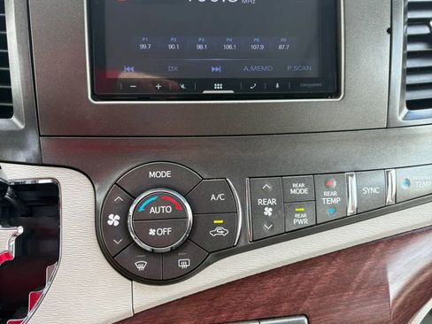 Used 2014 Toyota Sienna XLE FWD image 18