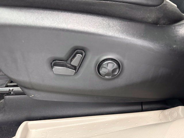 Used 2023 Chrysler Pacifica Limited FWD image 19
