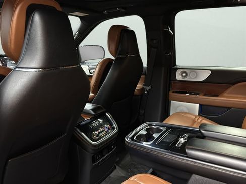 Used 2018 Lincoln Navigator Reserve w/ Technology Package image 29