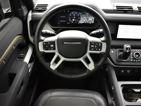 Used 2023 Land Rover Defender 90 SE image 25