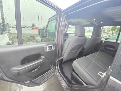 Used 2024 Jeep Wrangler Unlimited image 12